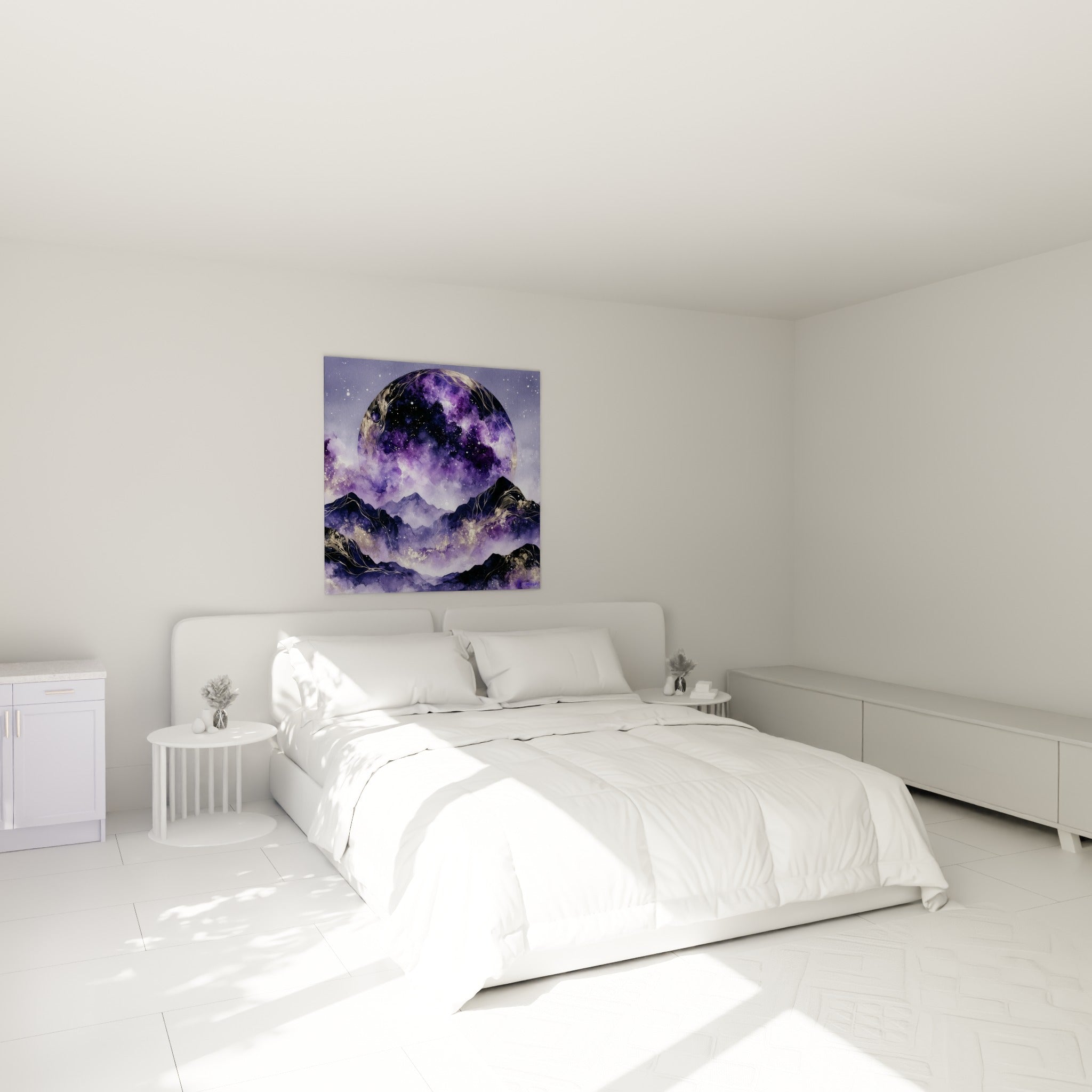 Sphère cosmique violette et dorée surplombant des sommets bleu marine, au-dessus d'un lit dans une chambre claire