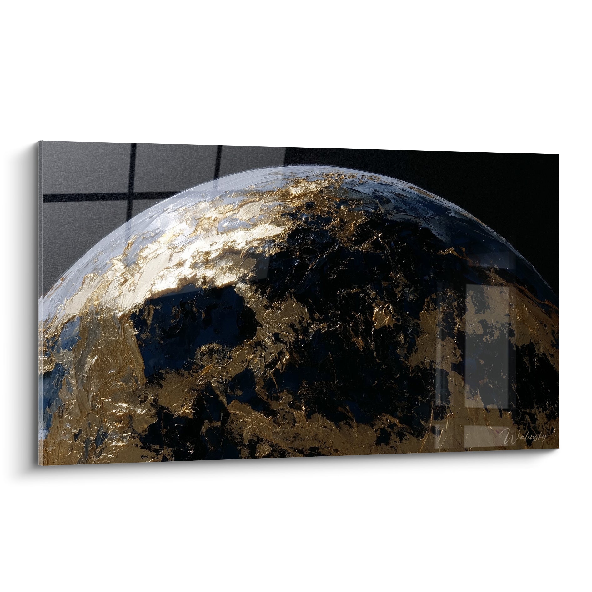 Planète noire et dorée en relief, calotte argentée lumineuse, fond obscur profond