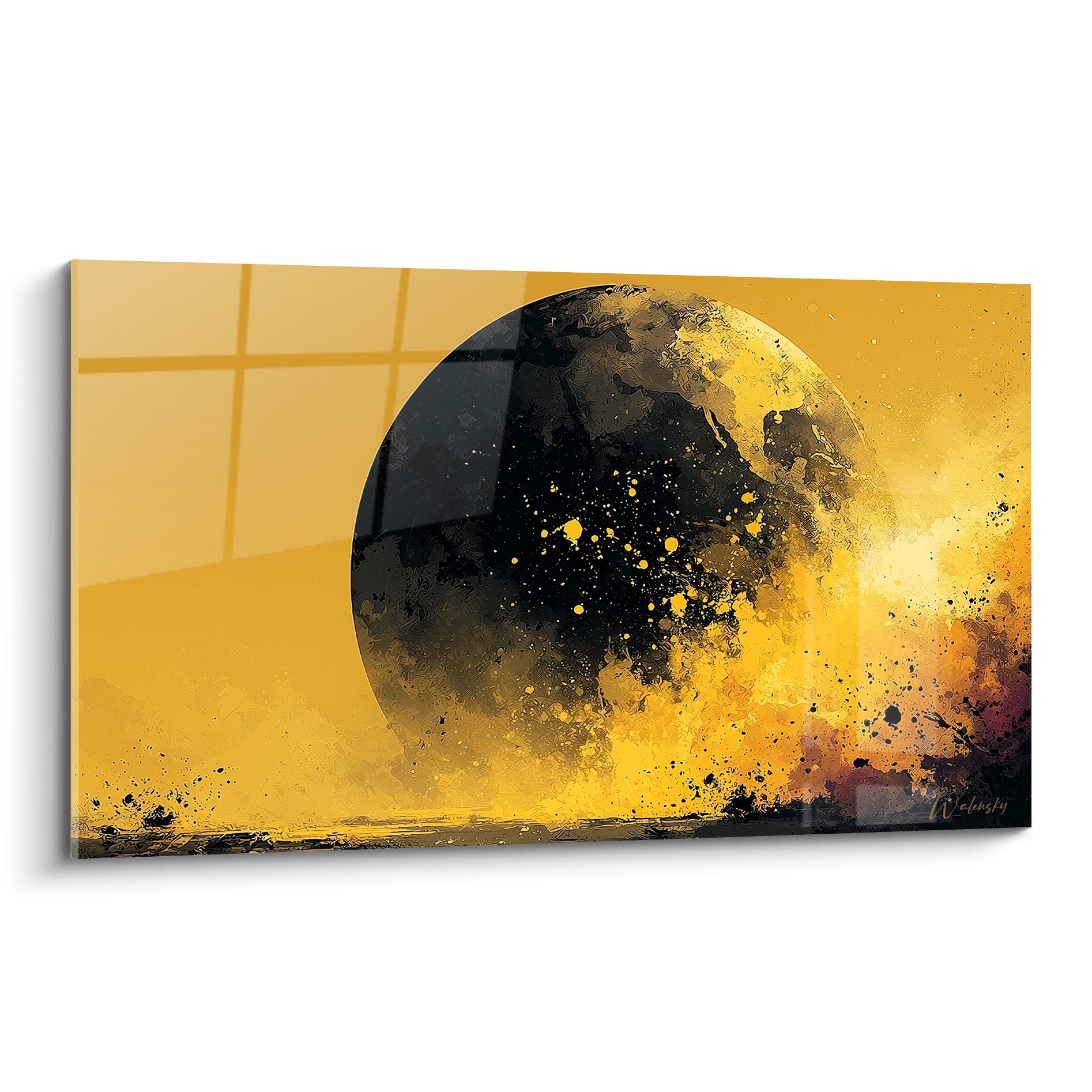 Planète noire cerclée d'éclaboussures dorées sur fond jaune intense, style pictural abstrait