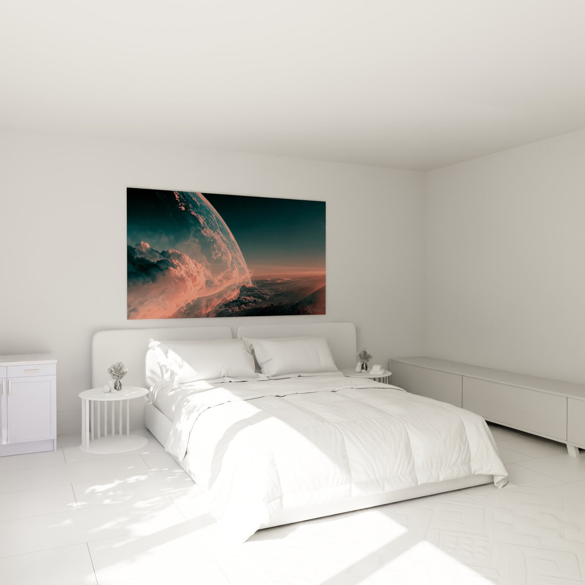 Sphère planétaire bleu marine et rose corail suspendue au-dessus d'un lit dans une chambre claire