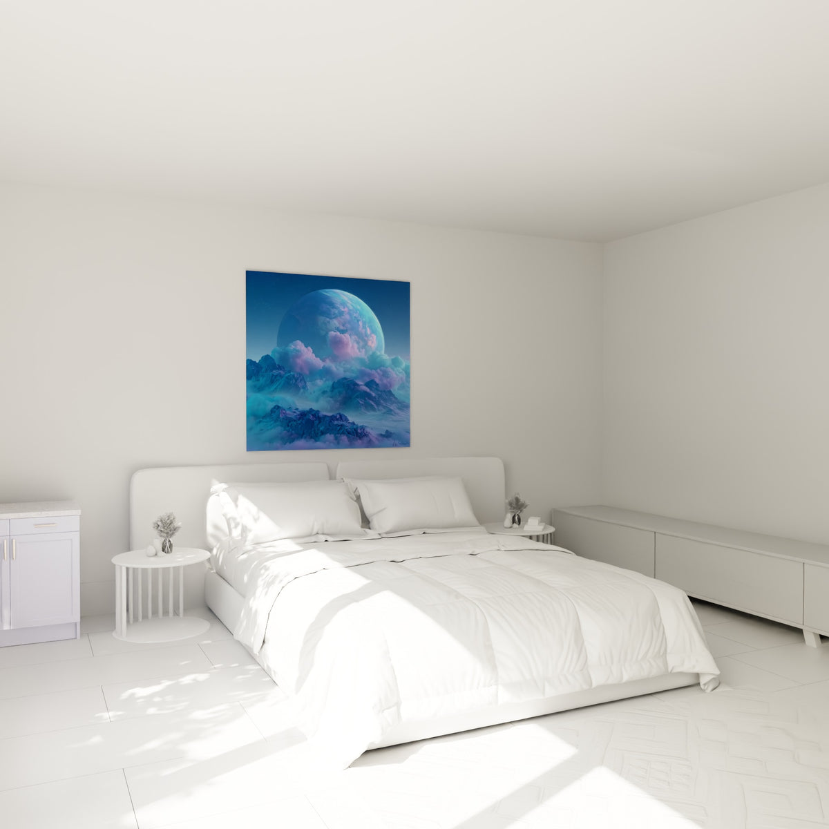 Sphère céleste bleu turquoise et lavande accrochée au-dessus d'un lit dans une chambre claire