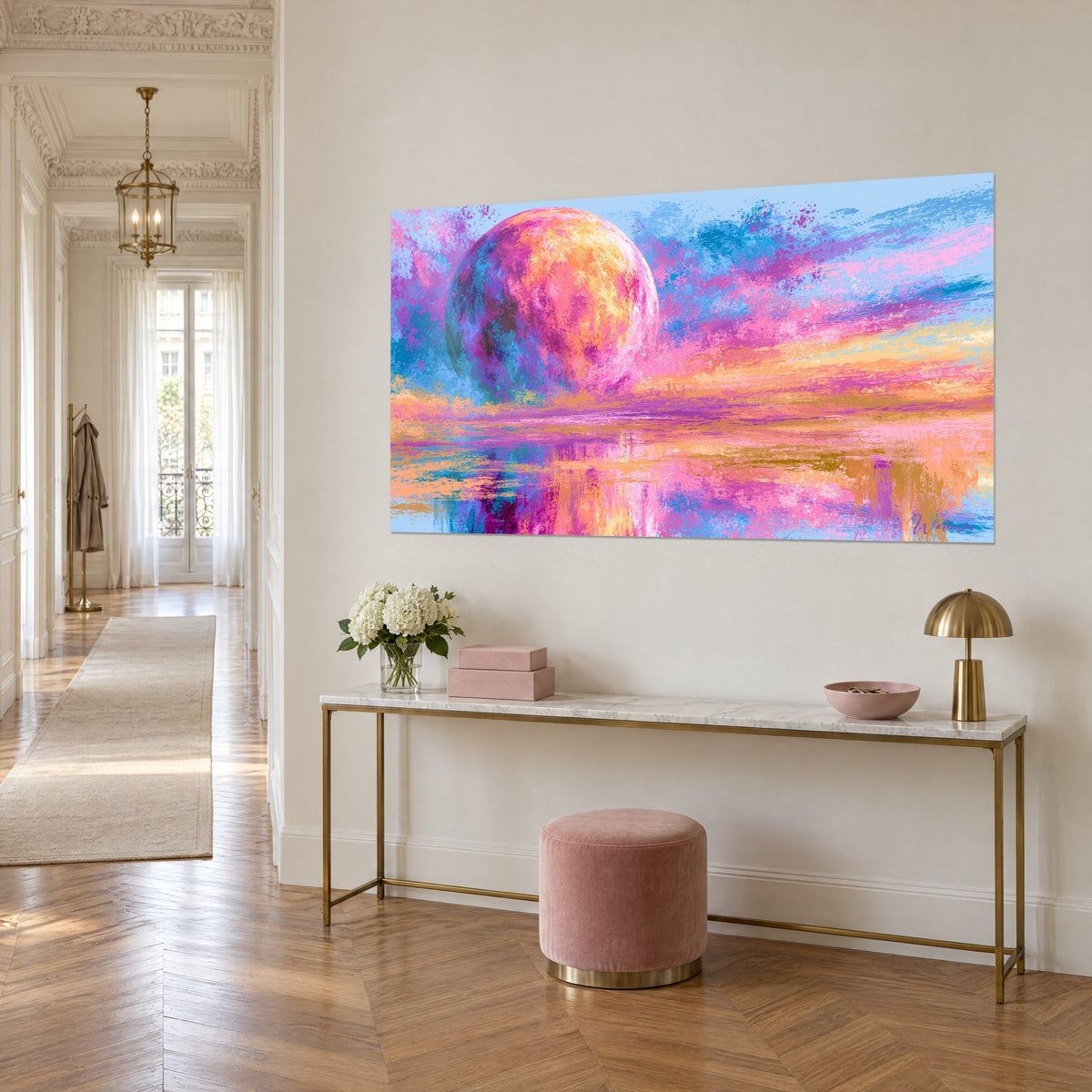 Tableau lune géante aux éclats magenta et turquoise, reflets coulant sur l'eau, console dorée dans un couloir haussmannien