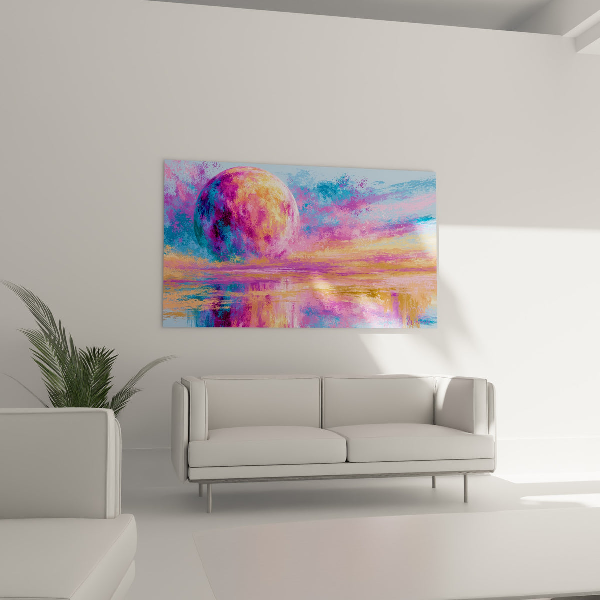 Sphère turquoise et rose baignée de lumière ocre, suspendue au-dessus d'un canapé dans un salon lumineux