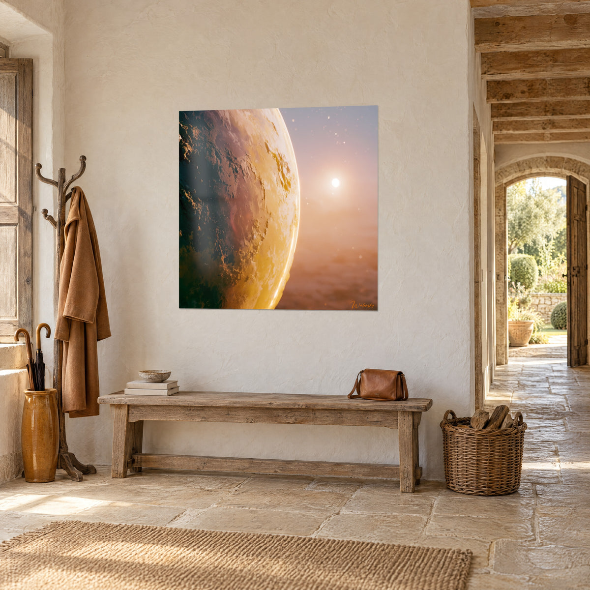 Tableau globe ocre et vert sombre en gros plan, halo lumineux sur la tranche, brume rosée, entrée d'une maison en pierre