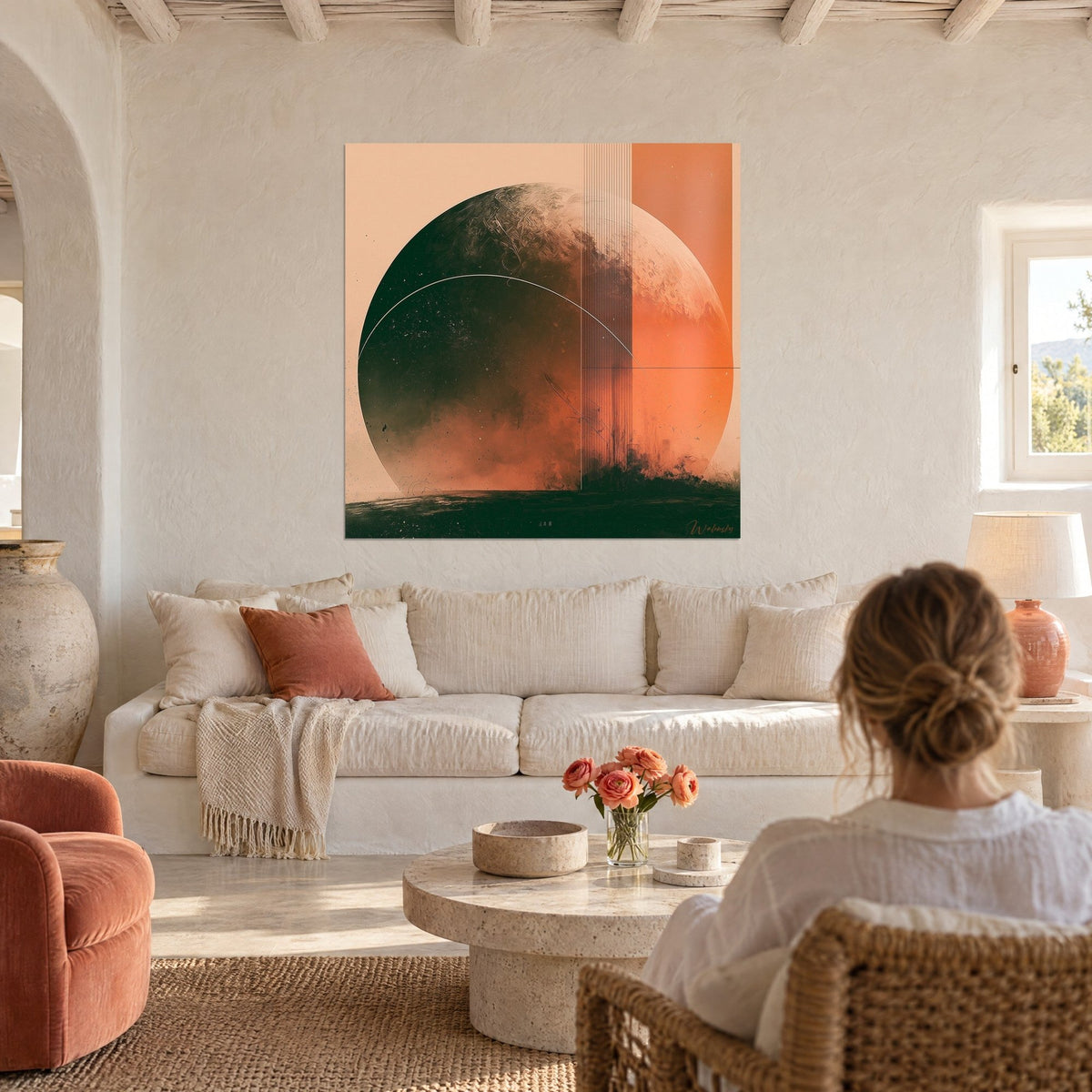 Gemälde Planet in Anthrazit mit feinen Streifen, orangefarbener und pfirsichfarbener Himmel, Frau von hinten über einem Sofa in einem hellen Wohnzimmer