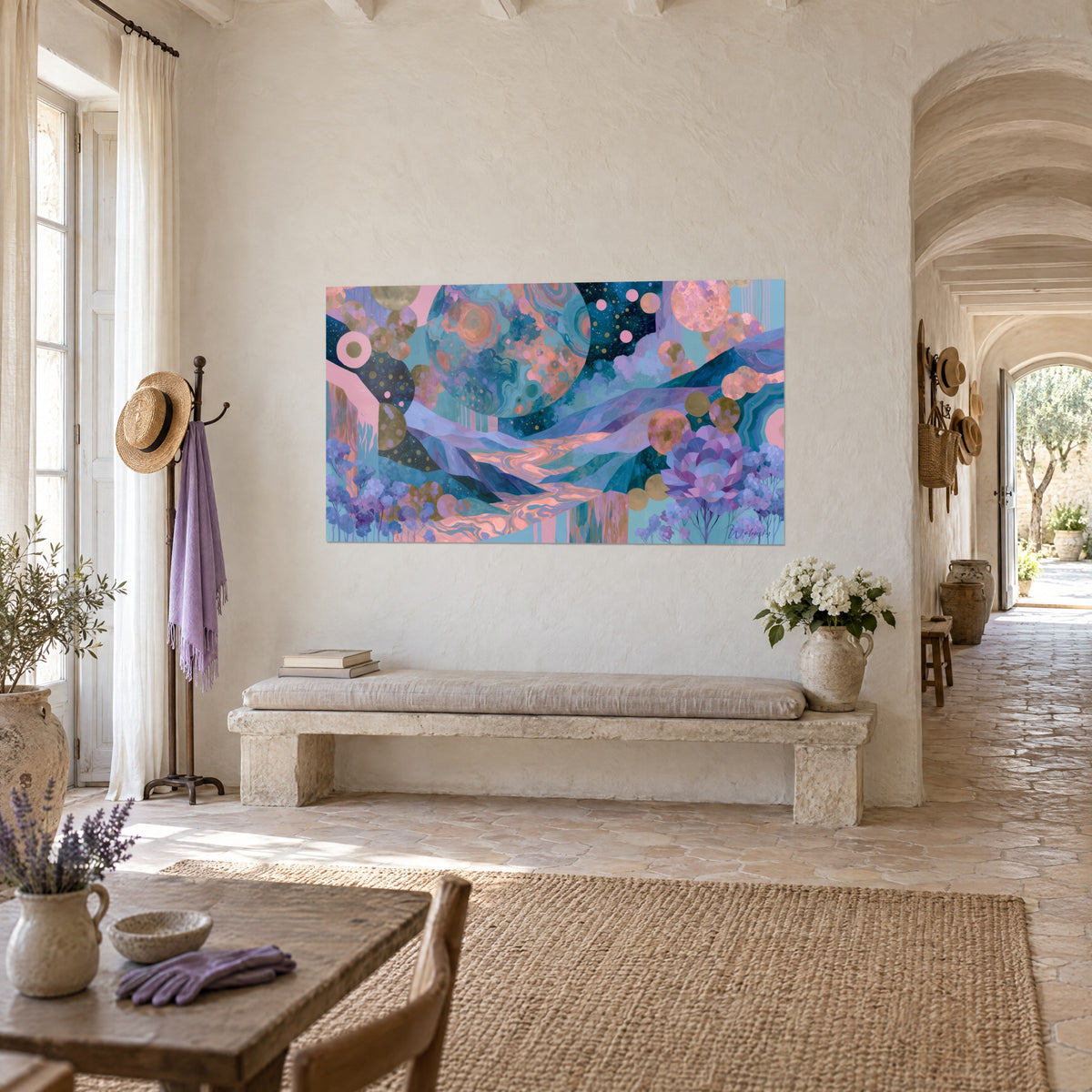 Tableau planète marbrée de bleu et d'orange, fleur violette en éventail en bas à droite, accroché dans un mas provençal