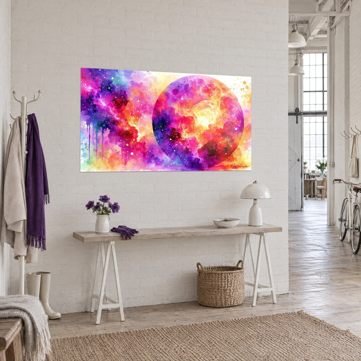 Tableau planète aquarelle aux nuages rouges et violets, constellée de points blancs, vue de trois-quarts sur un mur de briques blanches