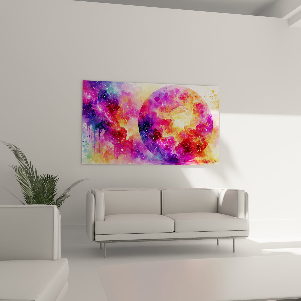 Planète colorée orangée et pourpre au-dessus d'un canapé dans un salon lumineux
