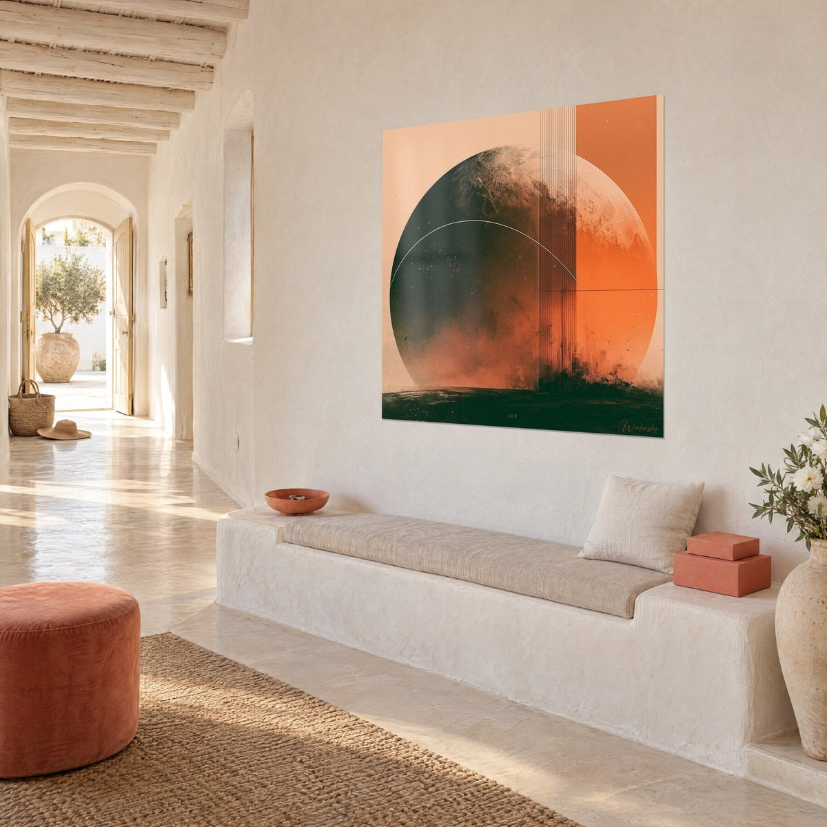 Gemälde dunkle Kugel, verschmolzen mit einer gebrannt-orangefarbenen Wolke, weißer Bogen und vertikales Band, an der gekalkten Wand eines mediterranen Hauses