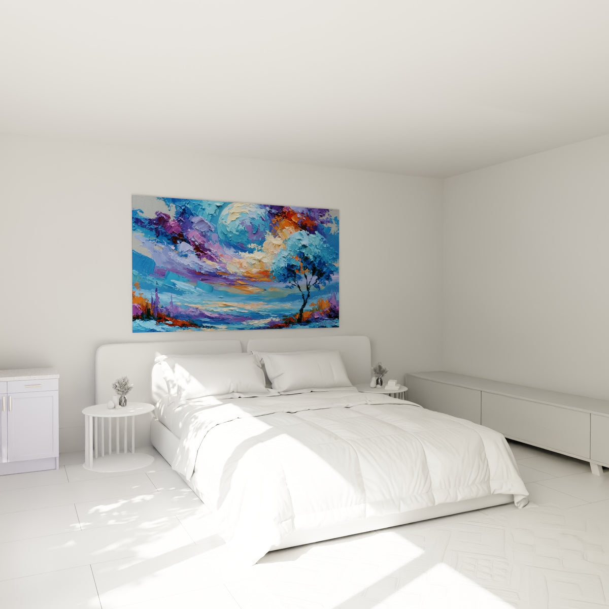 Sphère céleste bleu marine et nuages orangés surplombent un arbre bleuté, au-dessus d'un lit dans une chambre claire