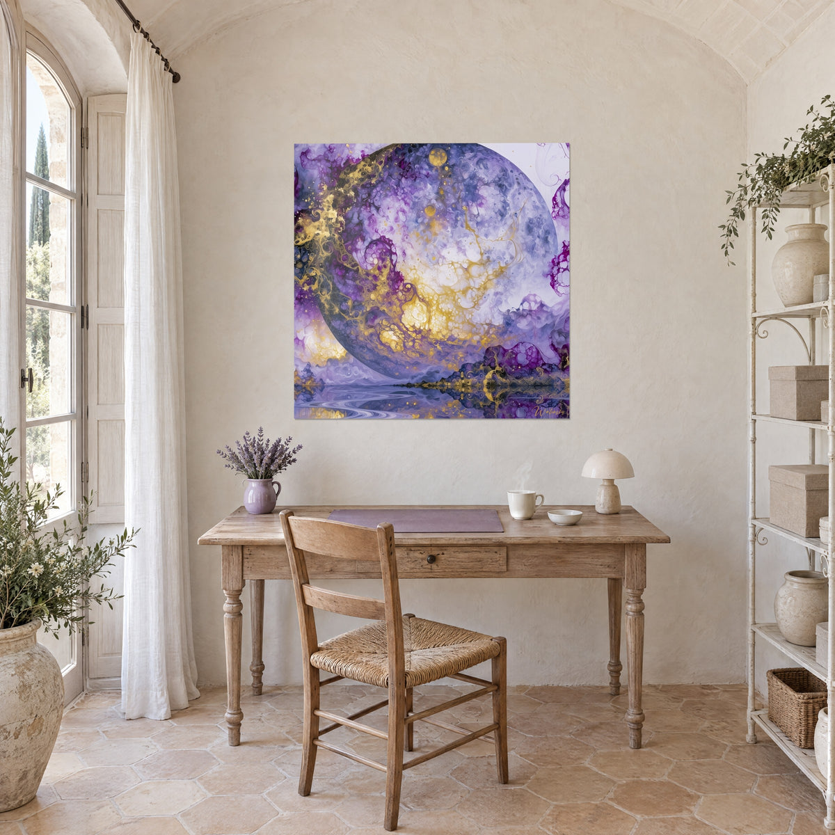 Tableau orbe lavande aux nervures dorées et aux îlots violets, mur blanc au-dessus d'un bureau en bois clair et chaise paillée