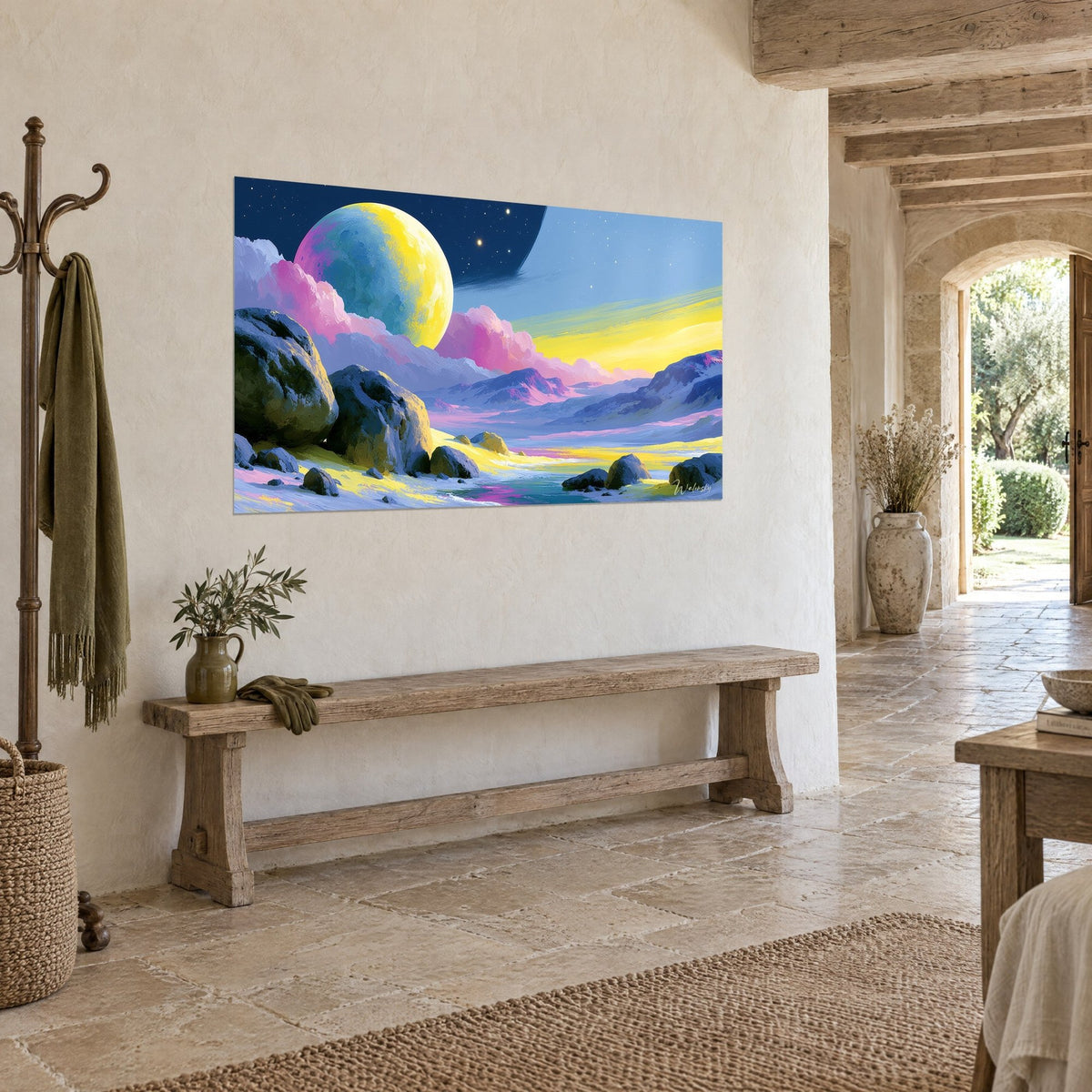 Tableau paysage lunaire aux montagnes violettes, aube jaune citron striant le ciel bleu, vu de trois-quarts dans une maison en pierre