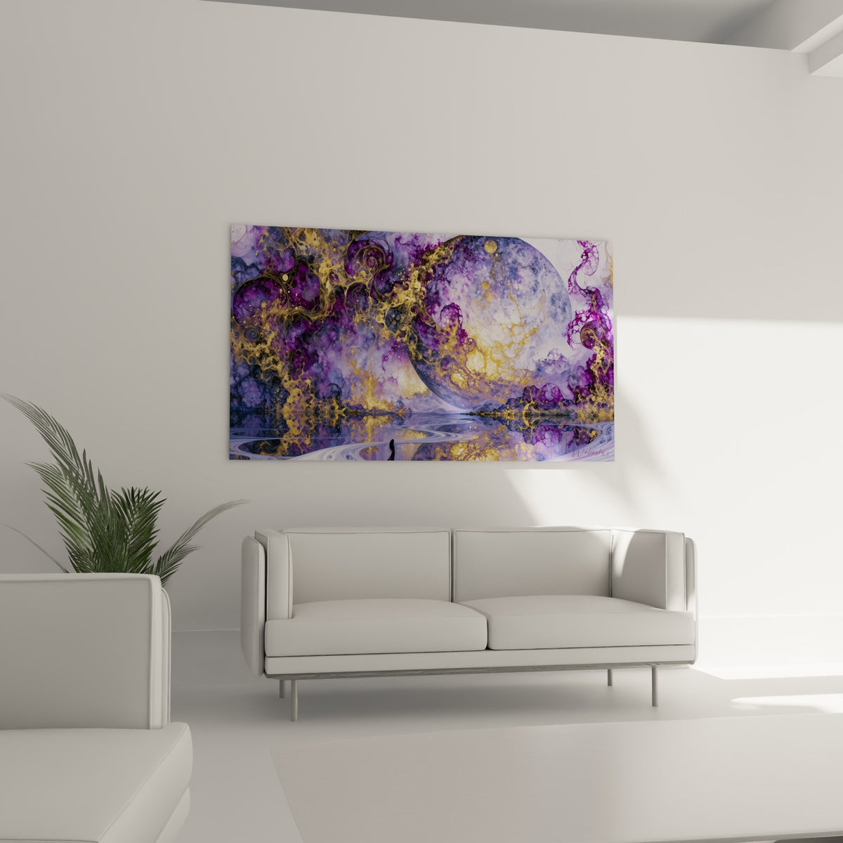 Sphère céleste pourpre et ocre au-dessus d'un canapé dans un salon lumineux, reflets dorés intenses
