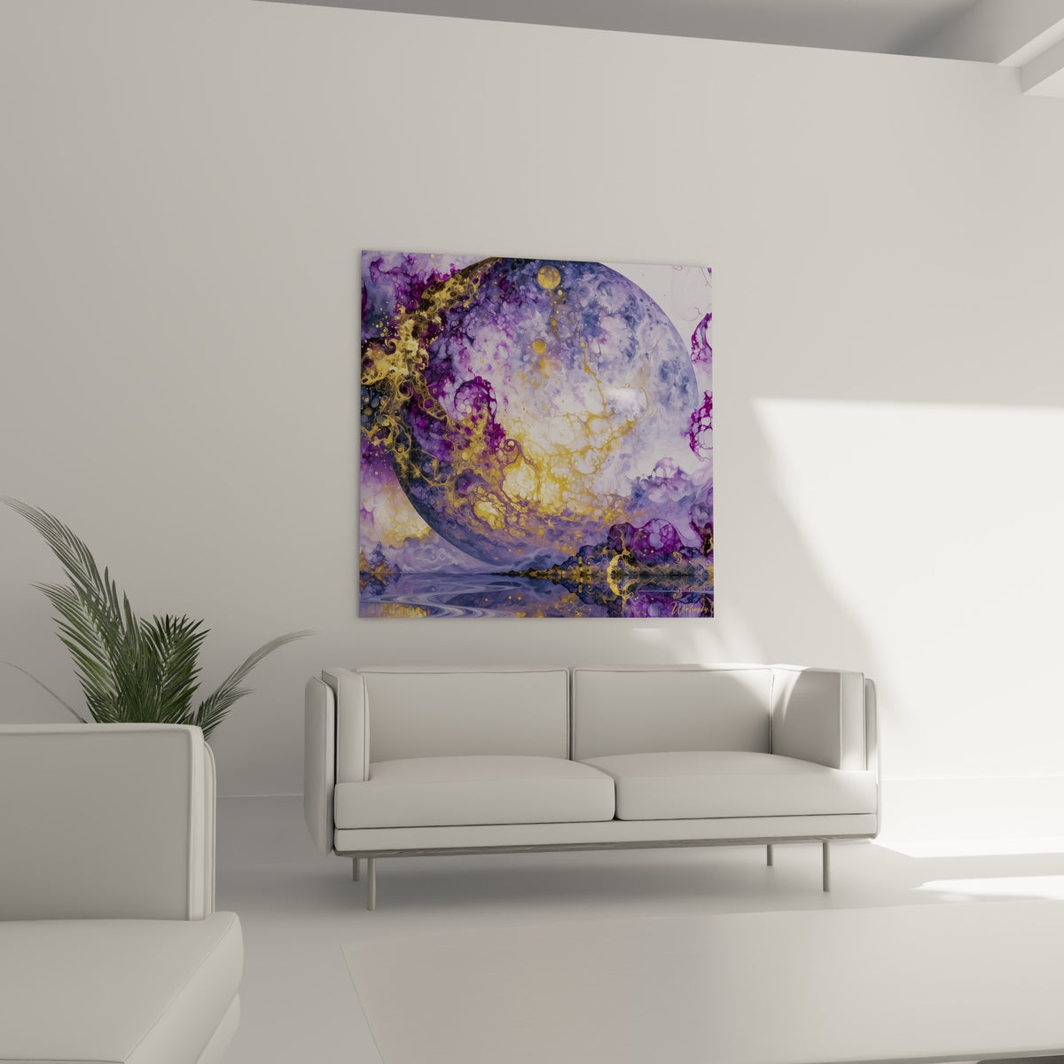 Astre pourpre traversé d'or liquide, au-dessus d'un canapé dans un salon lumineux