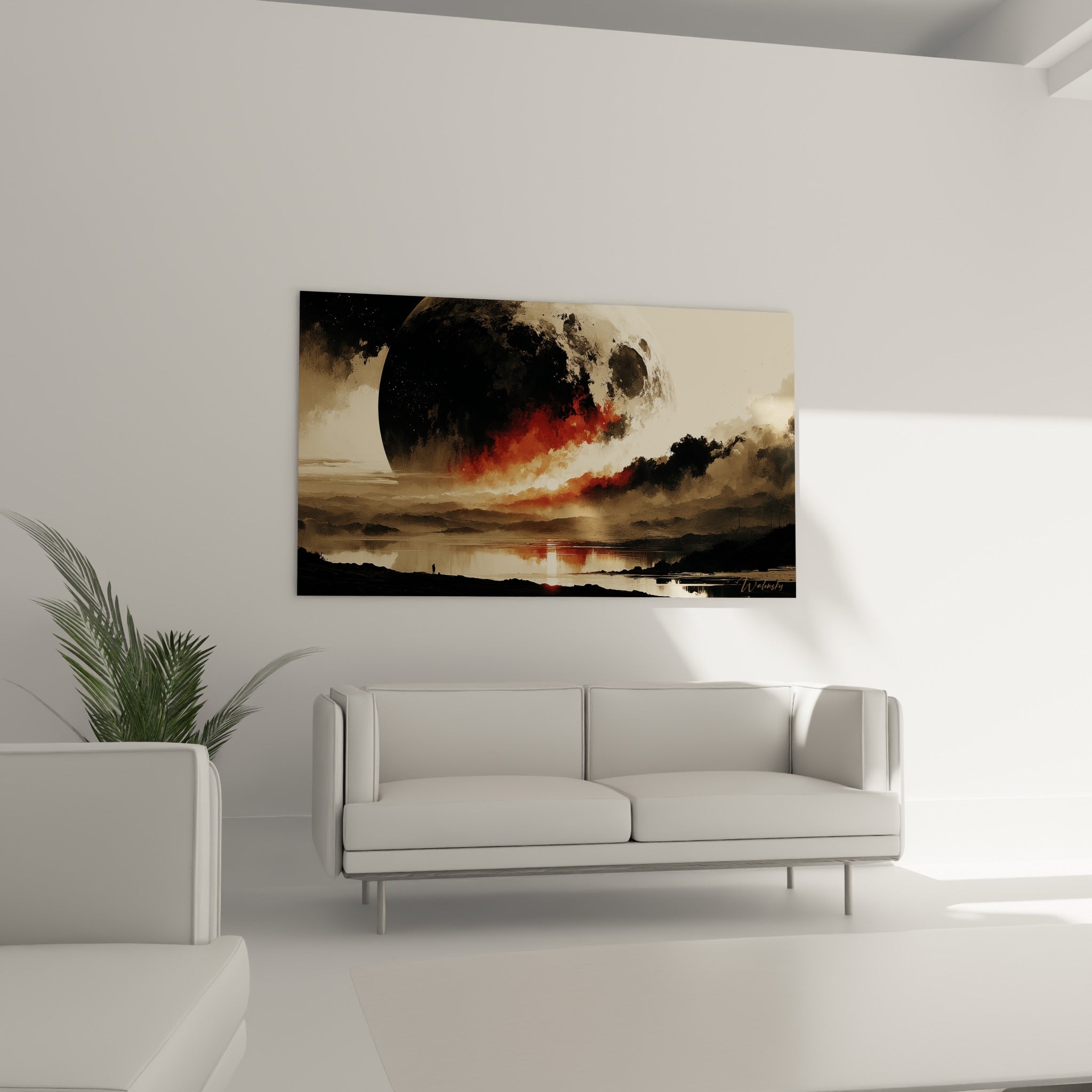 Lune démesurée ocre et anthracite reflétée dans l'eau, accrochée au-dessus d'un canapé dans un salon lumineux.