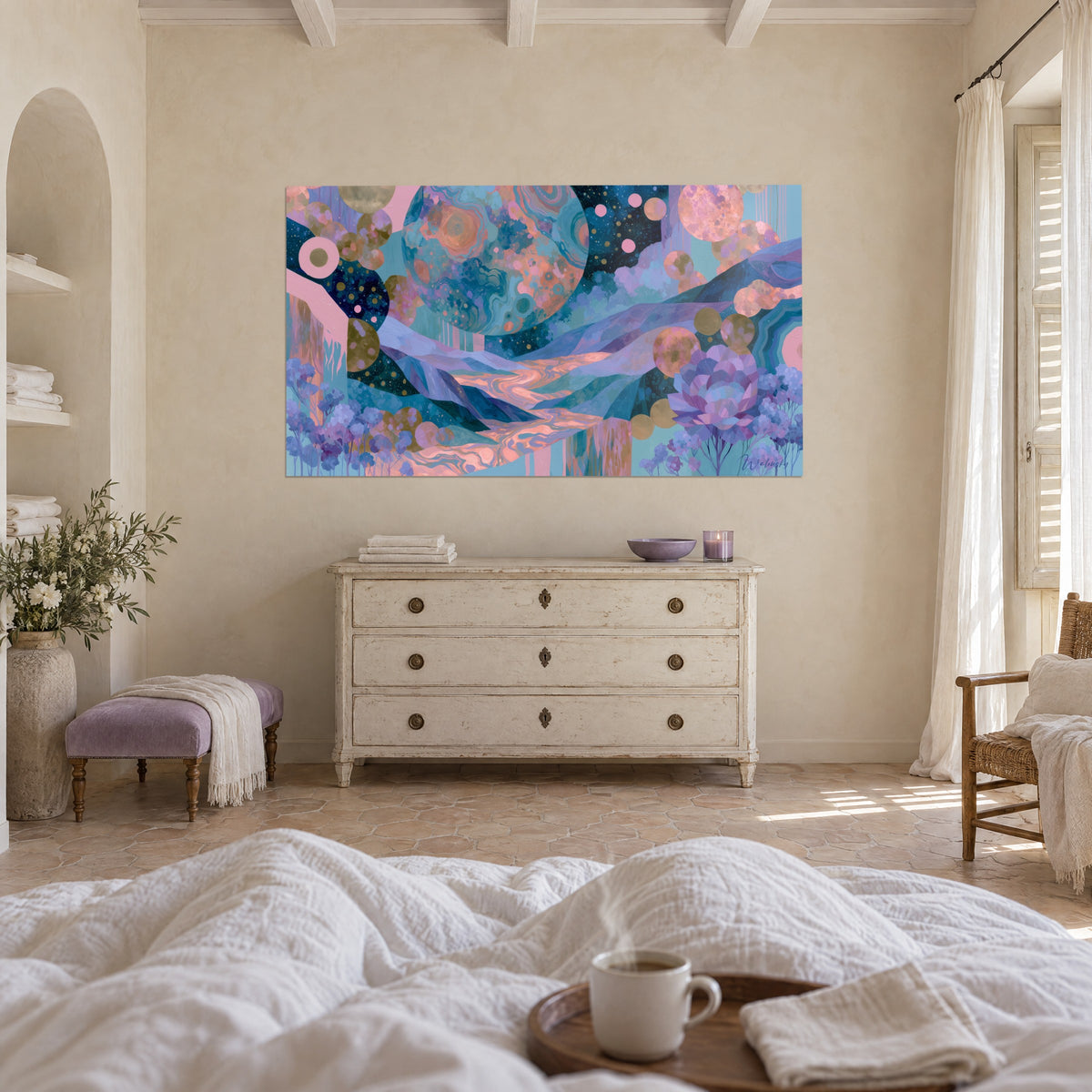 Tableau montagnes lavande et rivière rose saumon sous une grosse lune bleue, au-dessus d'un lit dans une chambre claire