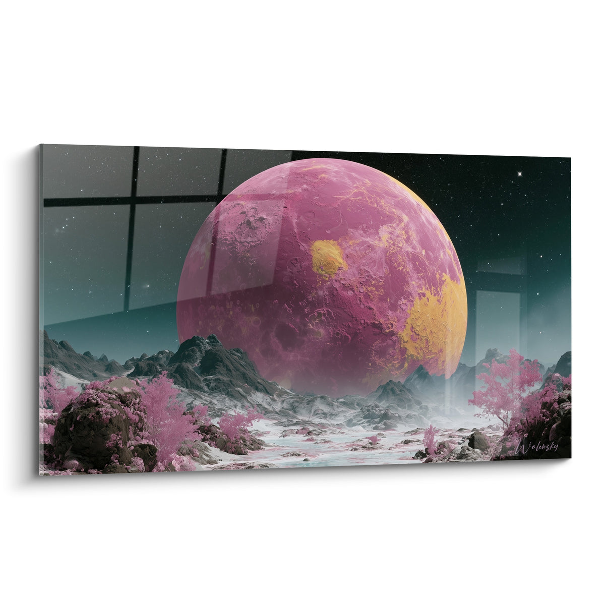 Planète rose et jaune sur fond étoilé, entourée de montagnes anthracite et de brume