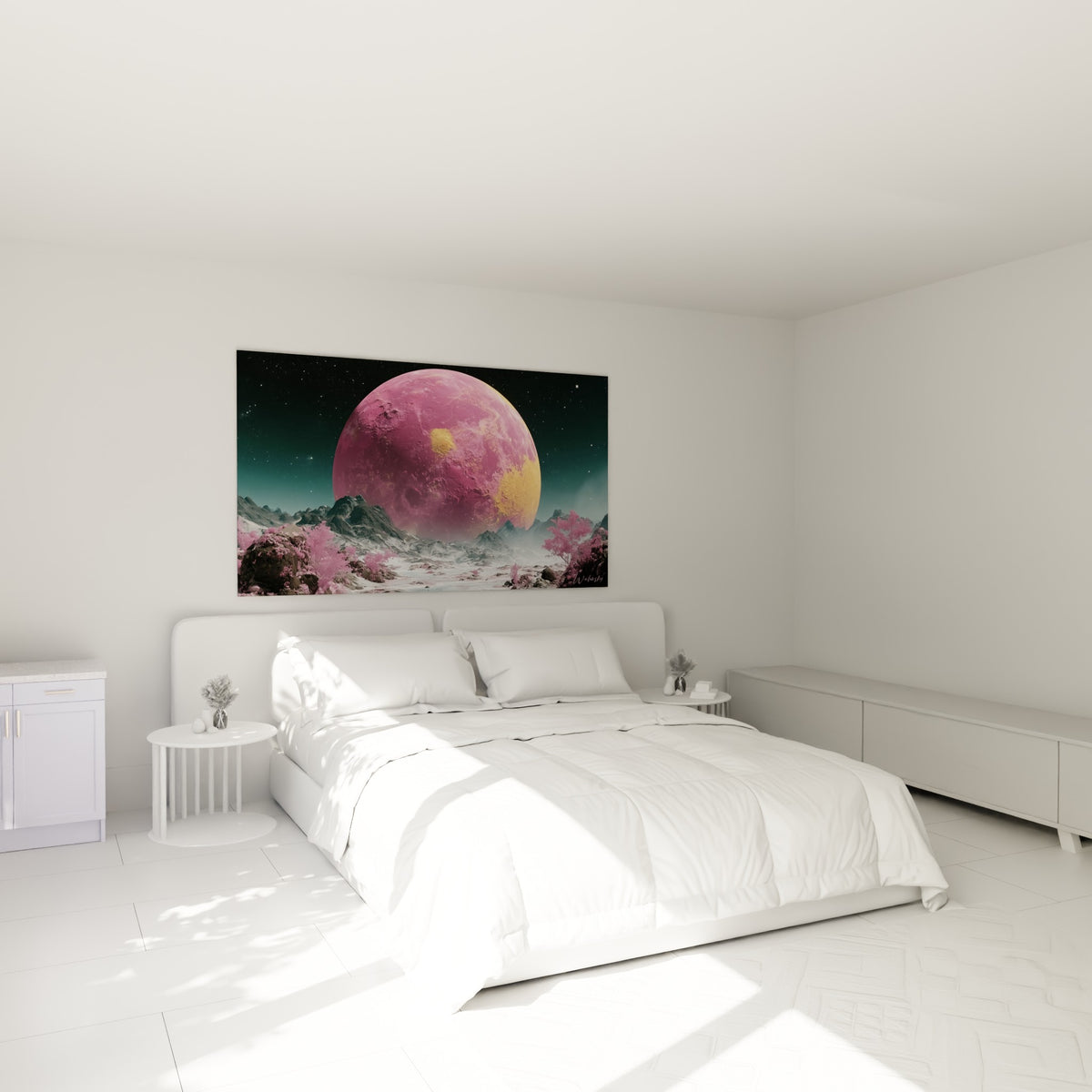 Astre rose et doré aux textures minérales, accroché au-dessus d'un lit dans une chambre claire