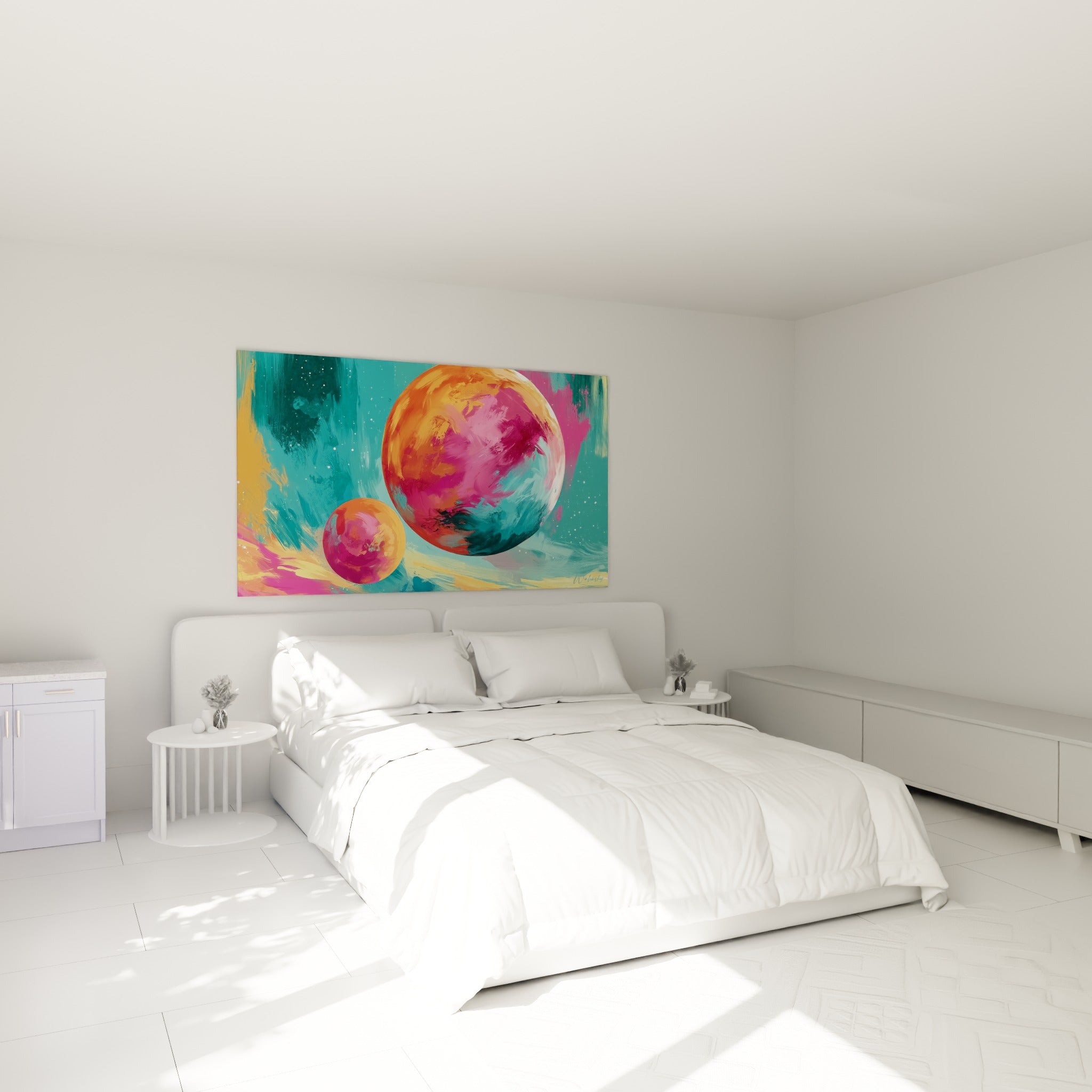 Astres orange et rose peints en larges touches, accrochés au-dessus d'un lit dans une chambre claire