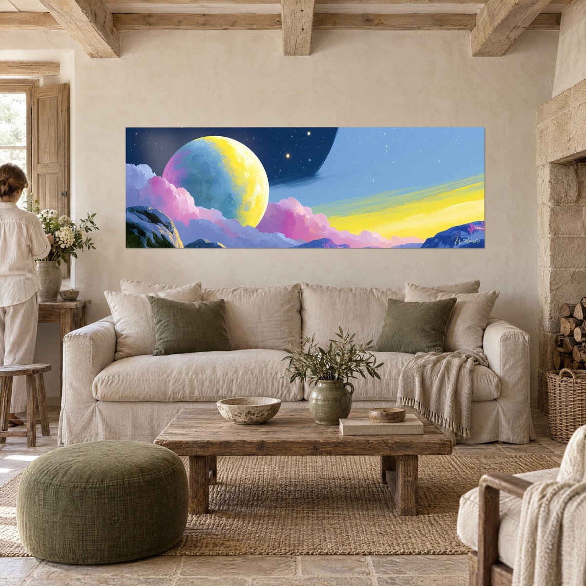 Quadro di una luna gigante gialla e blu sopra nuvole rosa, cielo notturno stellato, visto da due persone di spalle sopra un divano in un soggiorno luminoso