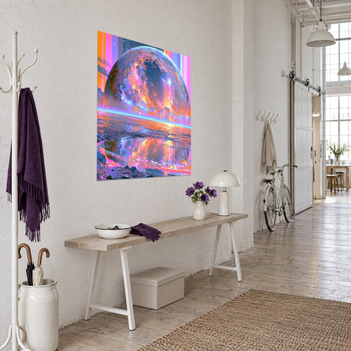 Cuadro de un planeta con destellos rosas, naranjas y violetas, franjas verticales de colores, vista de tres cuartos sobre una pared blanca de loft