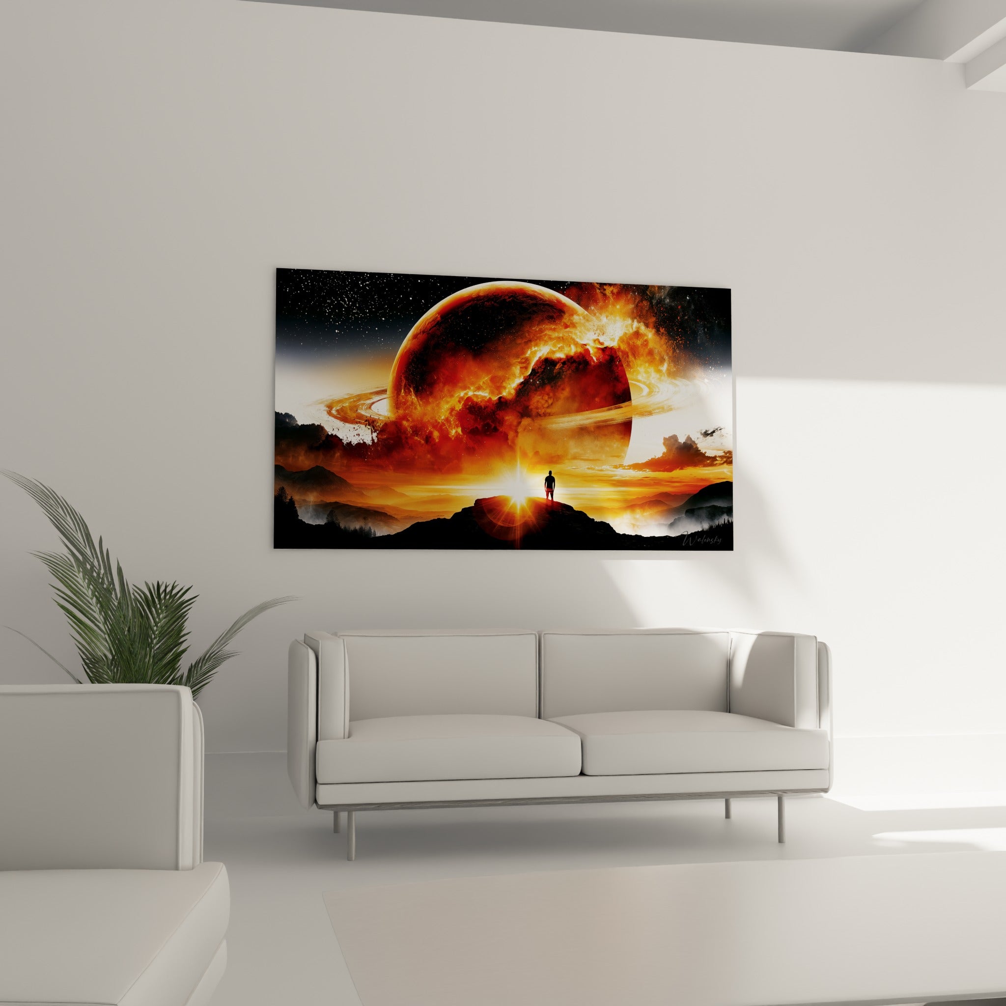Astre orange ceinturé d'anneaux blancs surplombant une silhouette noire, au-dessus d'un canapé dans un salon lumineux