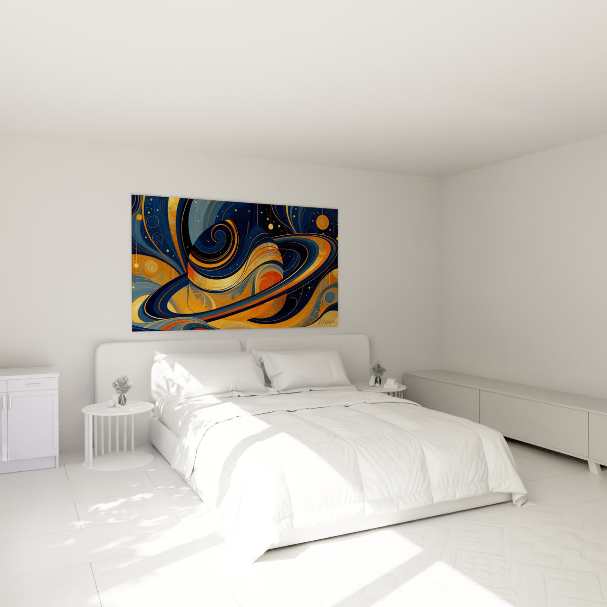 Planète Saturne dorée aux volutes bleu marine placée au-dessus d'un lit dans une chambre claire