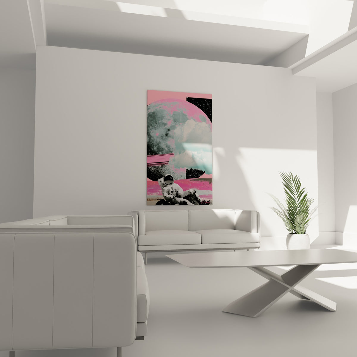 Scaphandre blanc et visière noire réfléchissante sous ciel rose vif, au-dessus d'un canapé dans un salon lumineux.