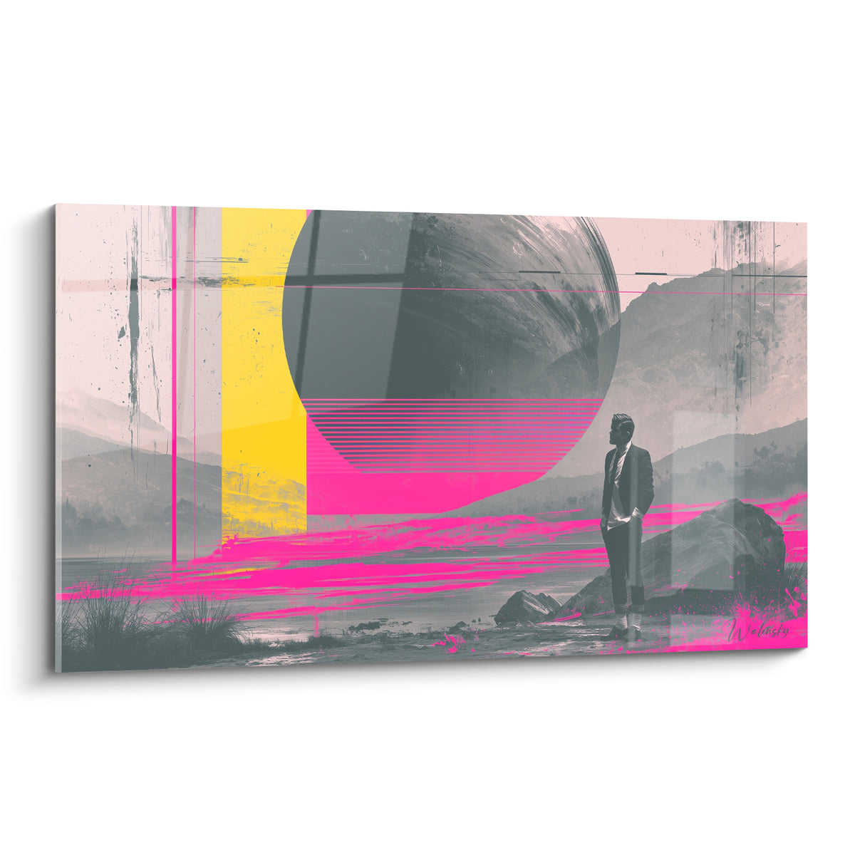 Silhouette en costume anthracite face à une planète fuchsia et jaune moutarde géante
