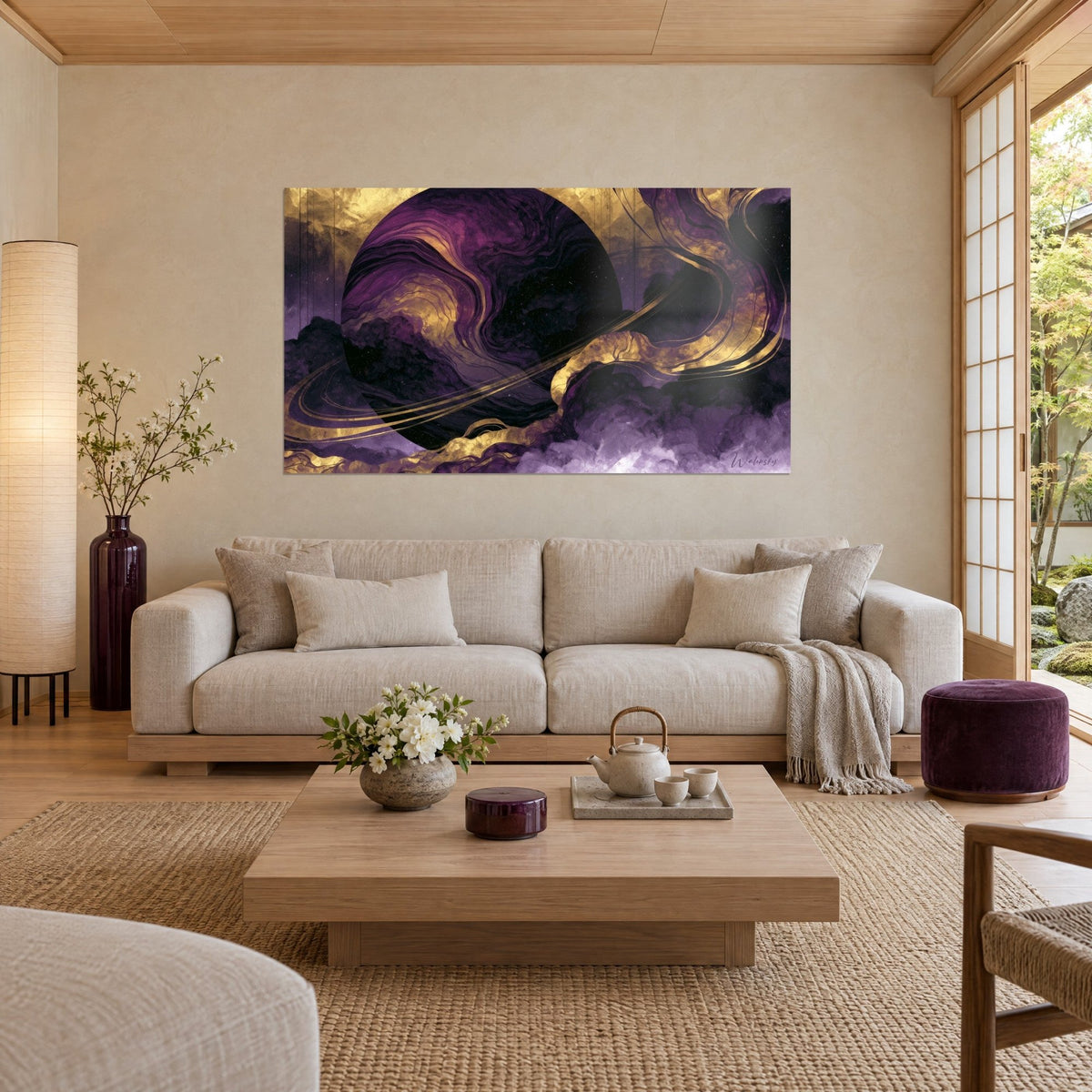 Quadro globo viola cinto da anelli dorati, volute nere e foschia lilla, sopra un divano in un soggiorno luminoso