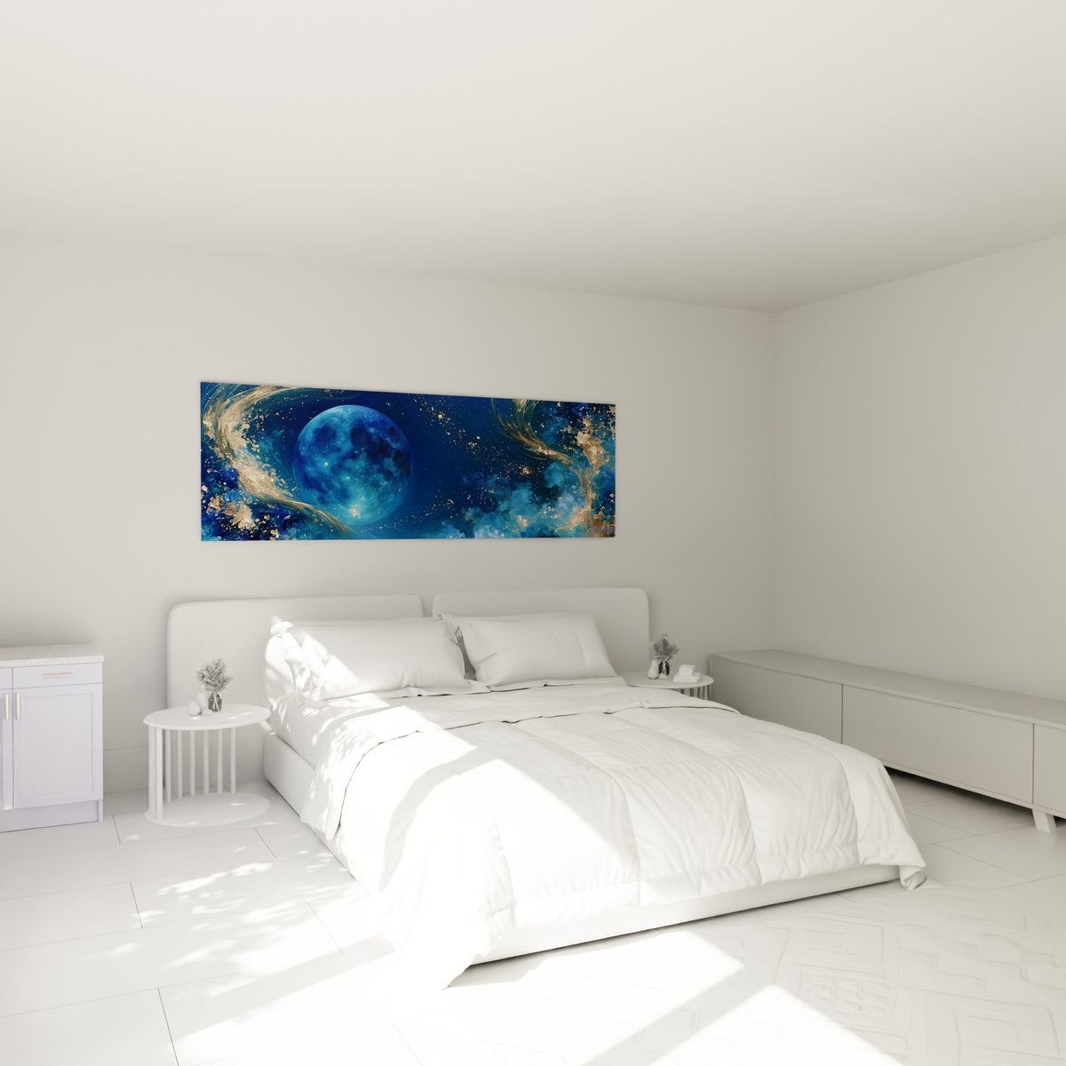 Sphère céleste bleue et dorée aux courants stellaires, accrochée au-dessus d'un lit dans une chambre claire