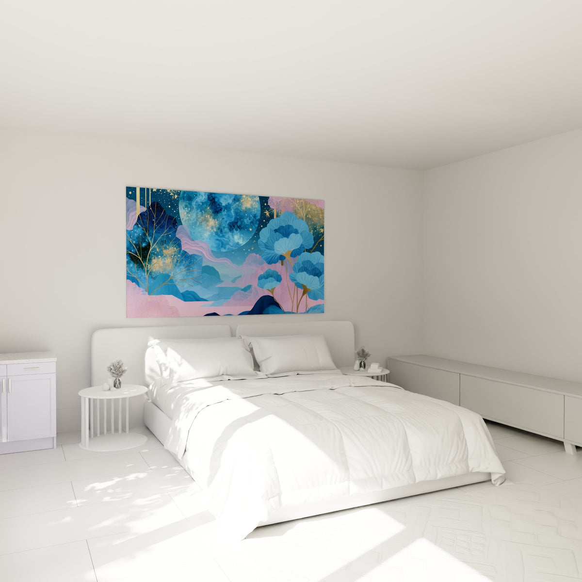 Sphère céleste bleu profond et rose poudré avec arbres dorés, accrochée au-dessus d'un lit dans une chambre claire