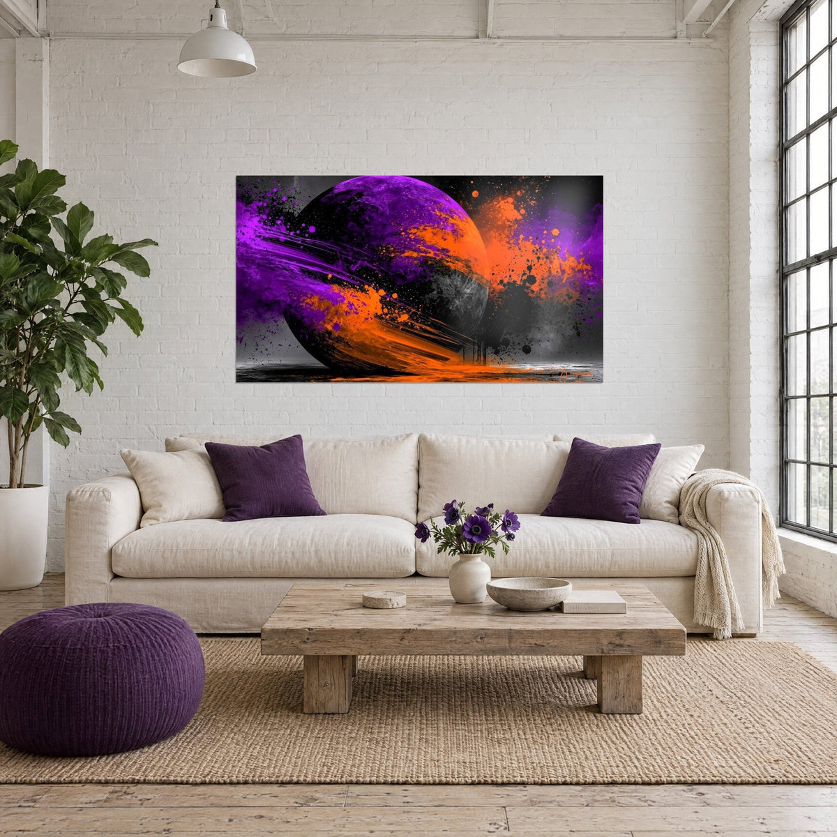 Cuadro de un planeta gigante violeta con vetas naranjas y salpicaduras sobre fondo negro, encima de un sofá en un salón luminoso