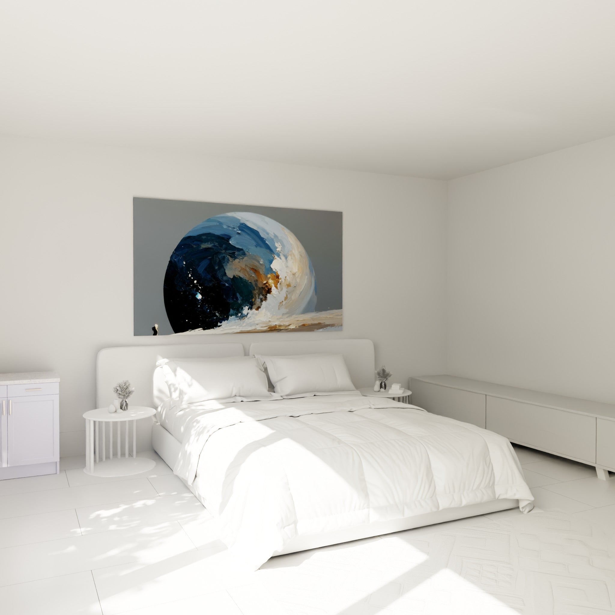 Sphère bleu nuit et dorée peinte en relief, accrochée au-dessus d'un lit dans une chambre claire.