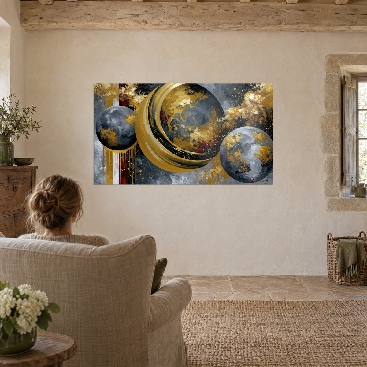 Tableau orbes dorés et anthracite, empâtements de peinture, coulures verticales, fauteuil crème, mur de chaux
