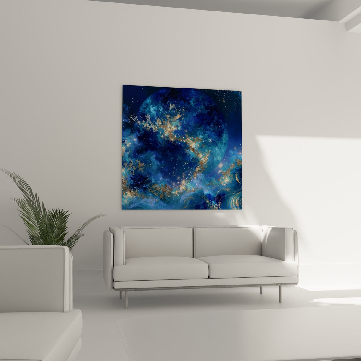 Sphère céleste bleu profond et or, suspendue au-dessus d'un canapé dans un salon lumineux