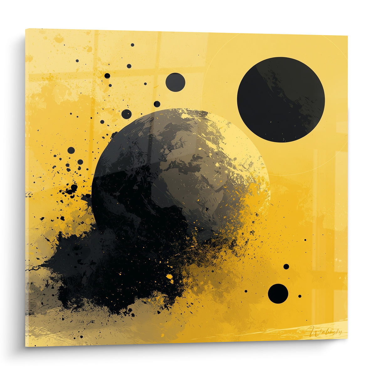 Sphère planète anthracite éclaboussée sur fond ocre doré, composition cosmique abstraite intense