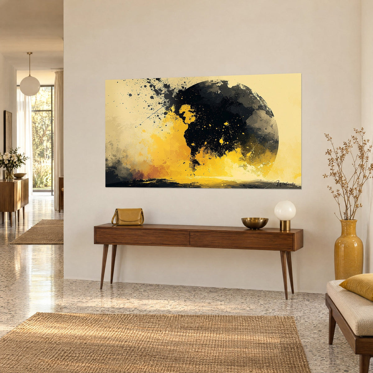 Tableau planète sombre aux gouttes d'encre noire et nuages jaune citron, vue de trois-quarts sur une console en noyer