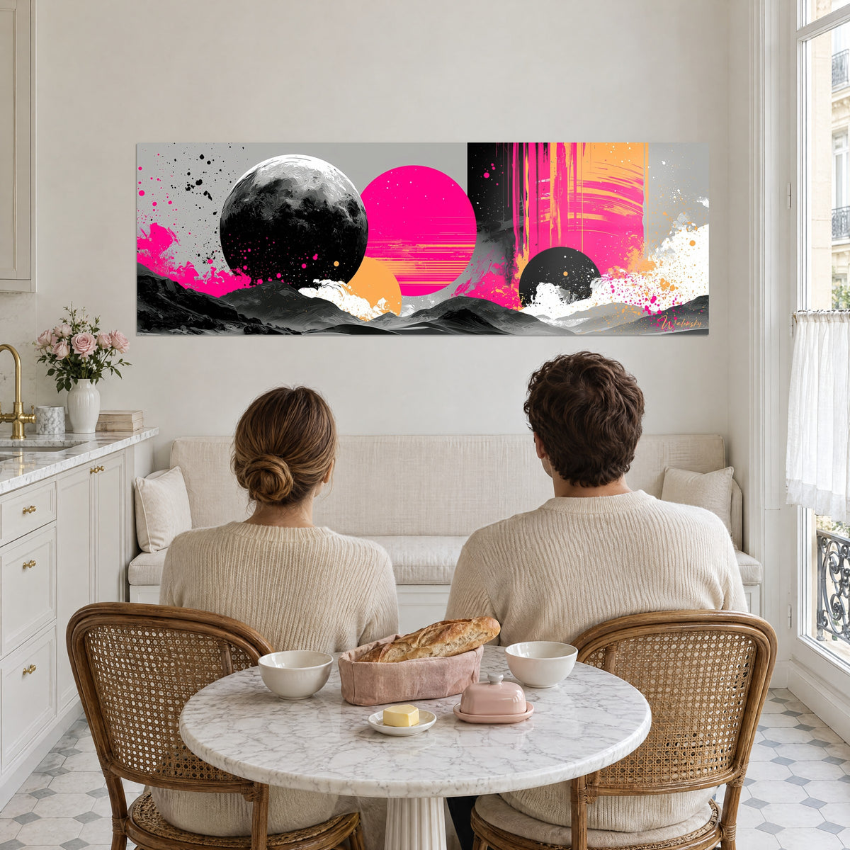 Tableau cosmos pop aux sphères fuchsia et noires, coulures orangées, face à un couple attablé pour le petit-déjeuner