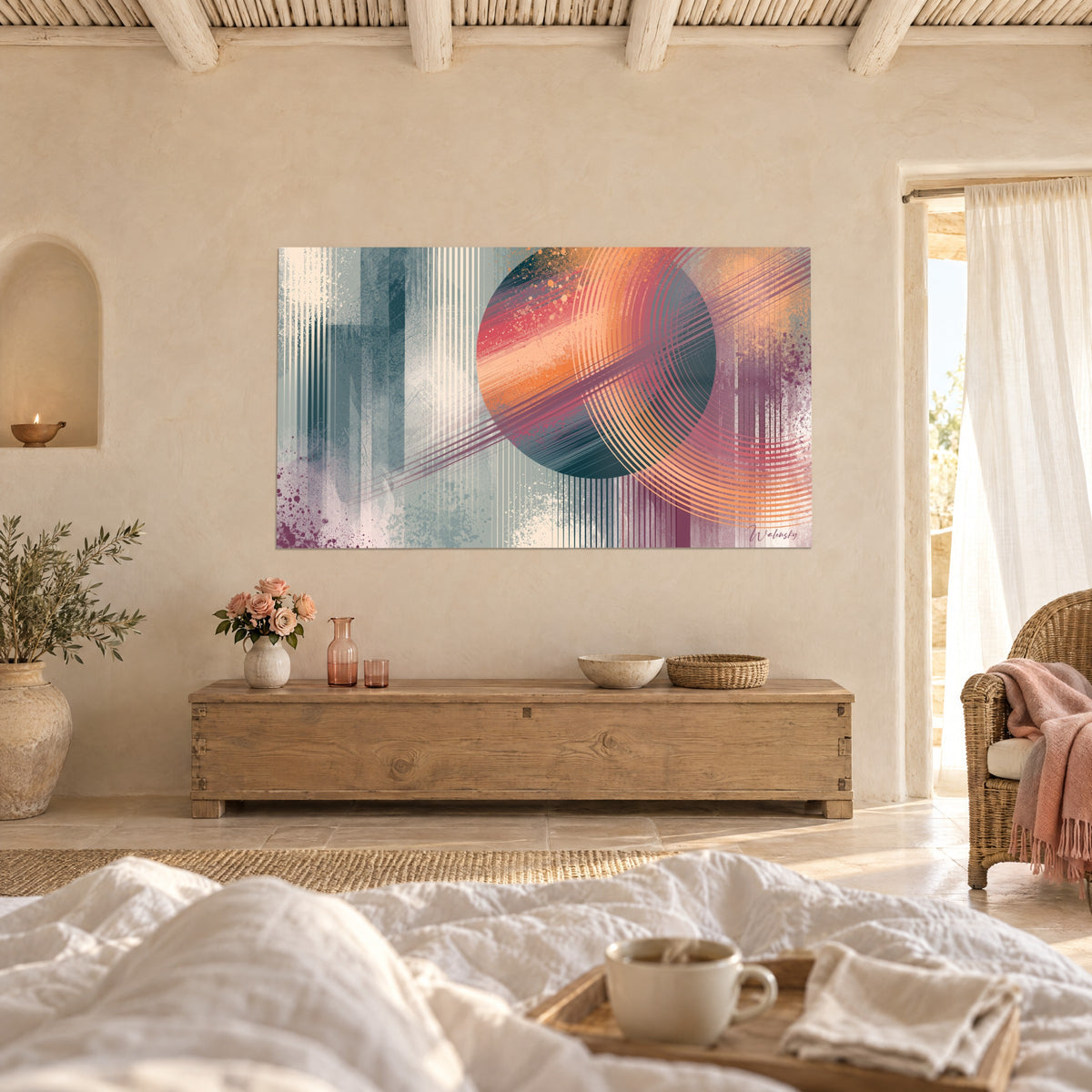 Obraz ciało niebieskie w pomarańczu i malinie z koncentrycznymi łukami na szarozielonym tle, nad łóżkiem w jasnej sypialni