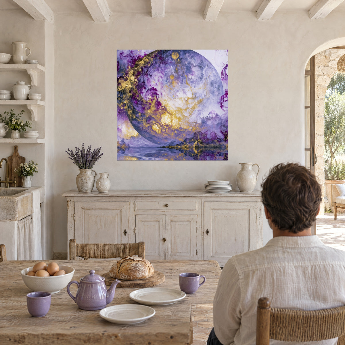 Tableau sphère céleste prune et jaune d'or aux cellules marbrées, face à une table de cuisine en bois, pain et tasses lavande