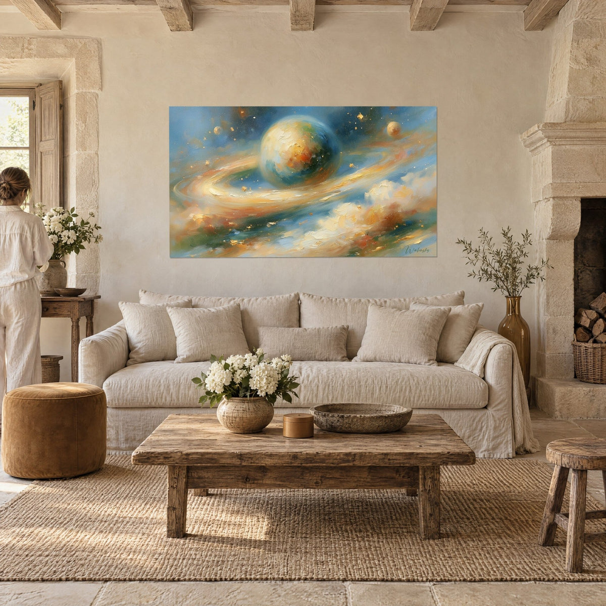 Cuadro de una esfera azul rodeada de anillos dorados y nubes crema, pasta gruesa, dos personas de espaldas sobre un sofá en un salón luminoso