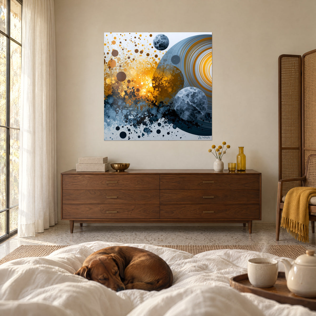 Tableau bulles dorées en cascade sur anneaux bleu-gris, un teckel roux dort sur le lit, au-dessus d'un lit dans une chambre claire