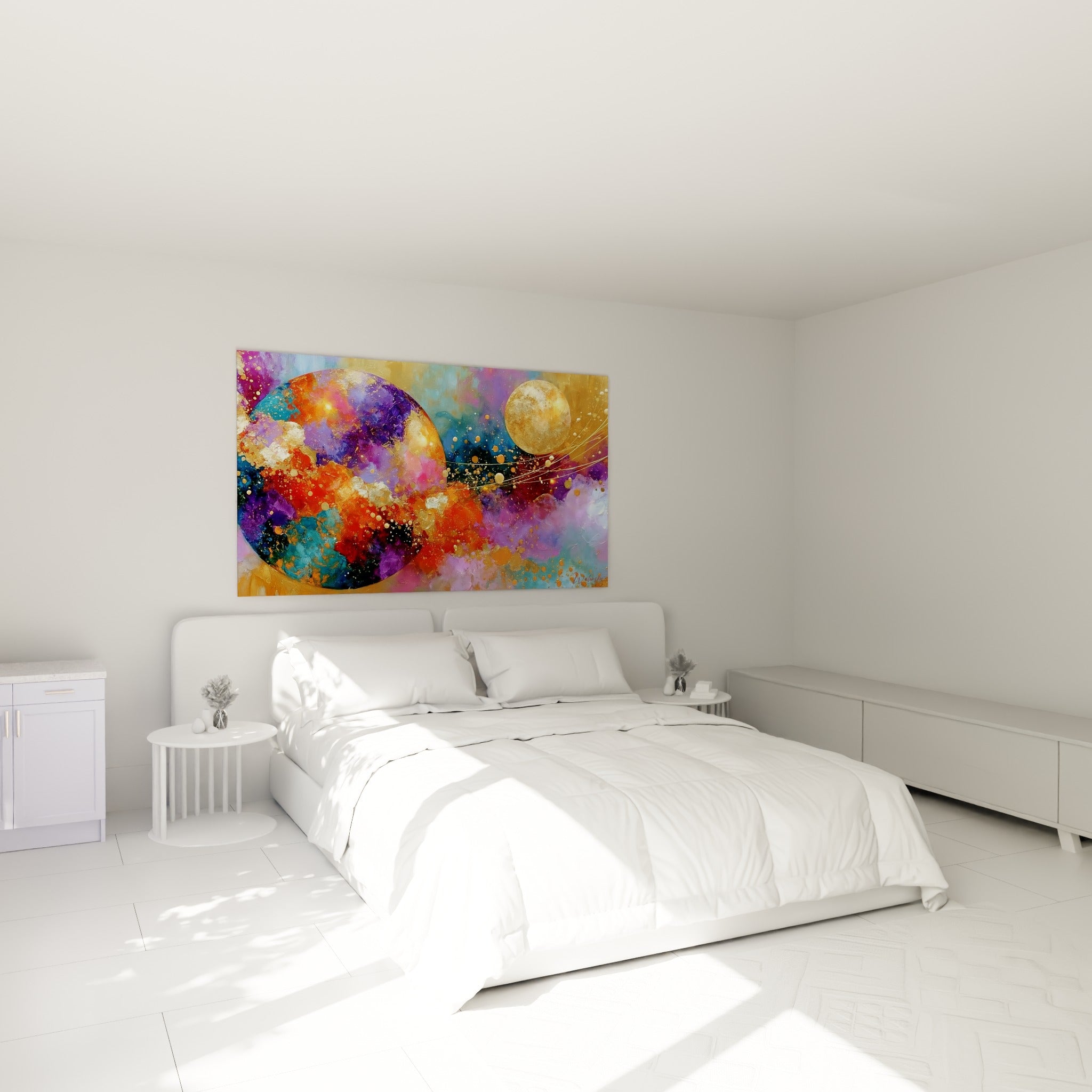 Sphères cosmiques pourpre et dorée peintes au-dessus d'un lit dans une chambre claire
