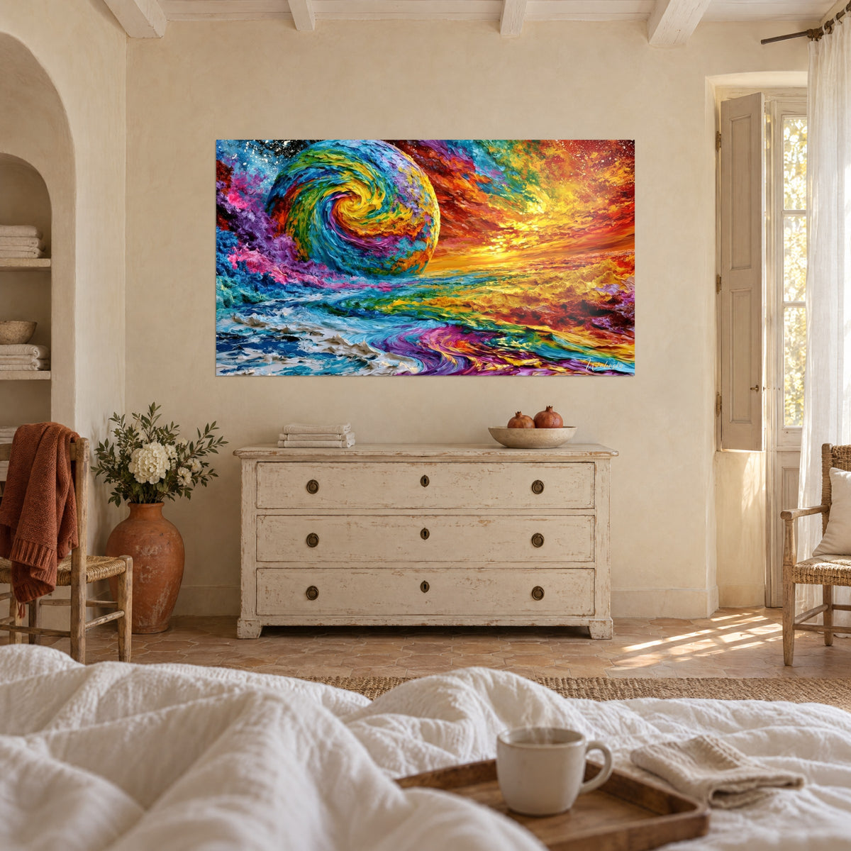 Tableau sphère spiralée aux coups de spatule bleus et jaunes, ciel rouge et or, au-dessus d'un lit dans une chambre claire