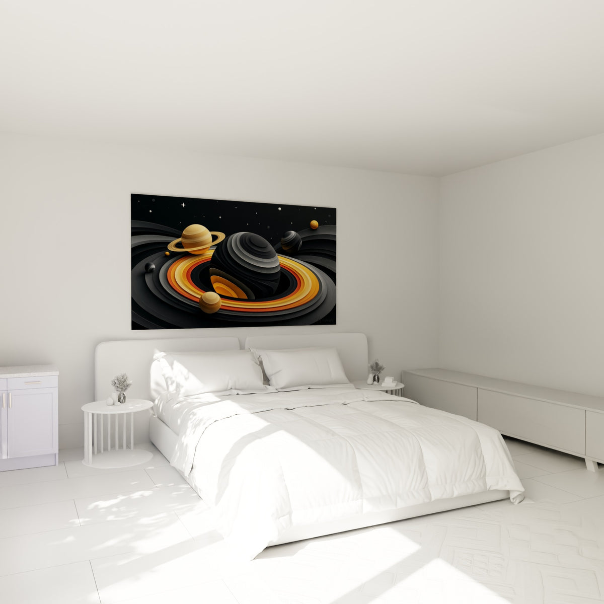 Spirale cosmique noire et ocre ornée de petites planètes dorées, accrochée au-dessus d'un lit dans une chambre claire