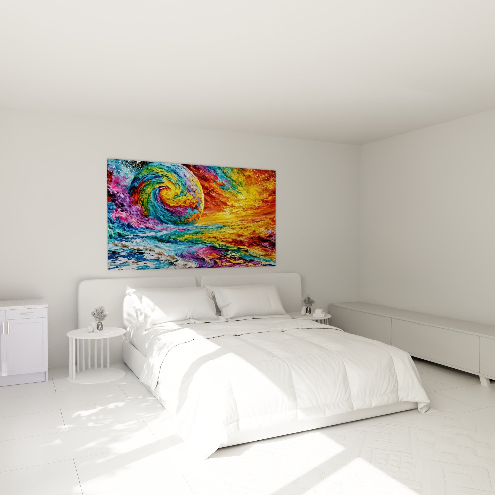Astre coloré en spirale bleu marine et orange corail, accroché au-dessus d'un lit dans une chambre claire