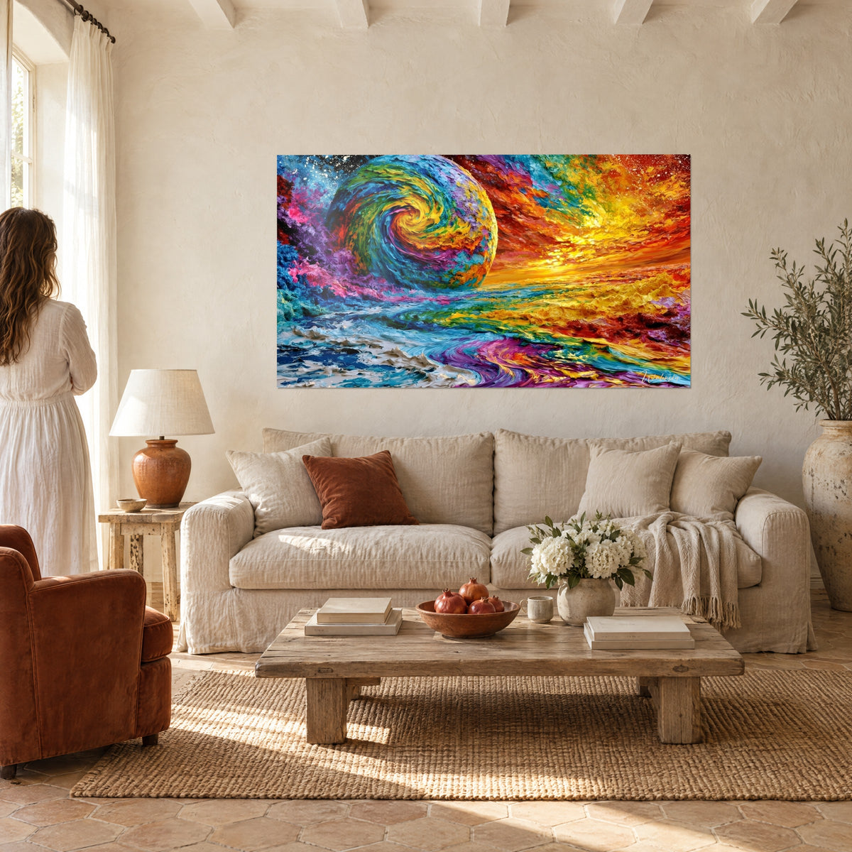 Tableau planète en spirale bleue et jaune, ciel orangé et rivière multicolore, au-dessus d'un canapé dans un salon lumineux