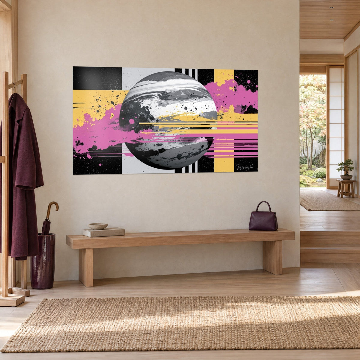 Quadro sfera a righe grigie e bianche su fondo nero, schizzi rosa e giallo senape, vista di tre quarti accanto a una panca
