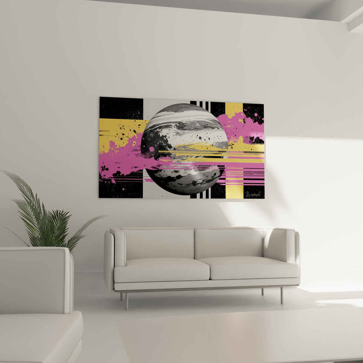 Astre gris et blanc strié de rose vif et jaune moutarde, au-dessus d'un canapé dans un salon lumineux